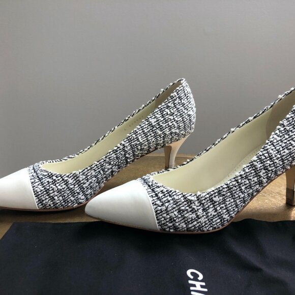Chanel black white tweed leather heels metal logo pump - Picture 11 of 13